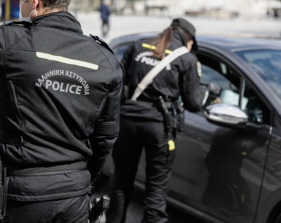 Kορωνοϊός: Πρόστιμα 532.799 ευρώ, 52 συλλήψεις και 1