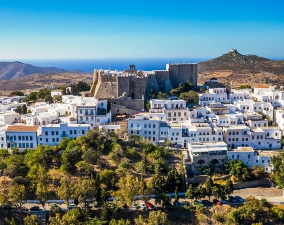 Travel & Leisure: Σε ποιό νησί βρίσκεται η καλύτερη μυστική ελληνική παραλία της Ευρώπης!