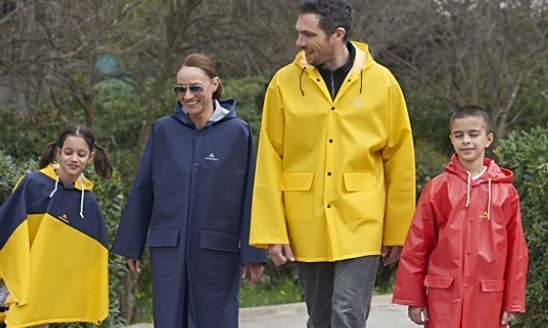 Anorak Hellas: Αδιάβροχη, αλεξίσφαιρη και… πάντα ελληνική