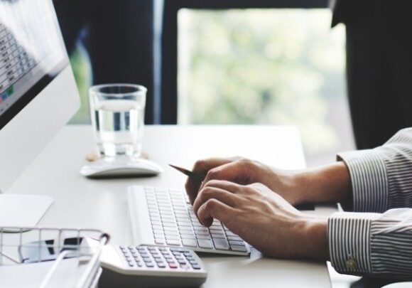 Έρευνα ΕΚΤ: Ψηφιακός μετασχηματισμός και τηλεργασία οι προτεραιότητες για πολλές επιχειρήσεις