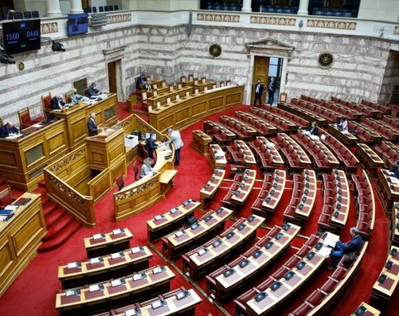 Βουλή: Πέρασε η τροπολογία για το ακαταδίωκτο της επιτροπής λοιμωξιολόγων