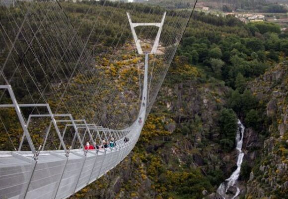 Εγκαινιάστηκε στην Πορτογαλία η μεγαλύτερη κρεμαστή πεζογέφυρα στον κόσμο