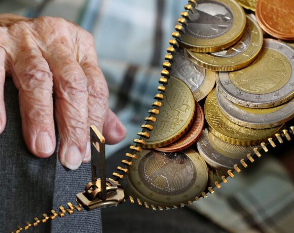 Εκκρεμείς συντάξεις: Ποιοι θα λάβουν τα 360 384 ευρώ πριν το Πάσχα (vid)