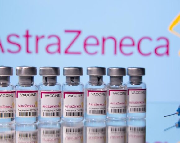 Η Βρετανία εξετάζει την αναστολή χορήγησης του εμβολίου της AstraZeneca σε νέους