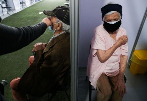 Κοροναϊός : Τι είναι το «εμβόλιο των φτωχών»; Μπορεί να παραχθεί σε… αυγά από κότες