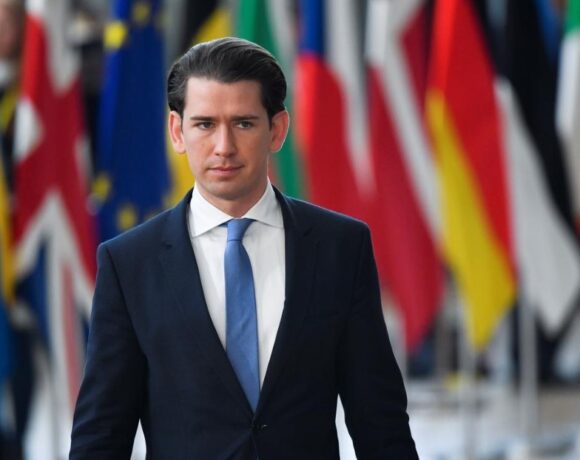 Κουρτς: Πιθανή η αγορά εμβολίων Sputnik V από την Αυστρία