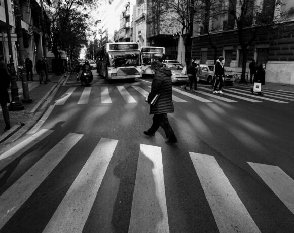 Μετακίνηση από δήμο σε δήμο: Πώς πάμε για ψώνια, τα Sms και ποια καταστήματα ανοίγουν