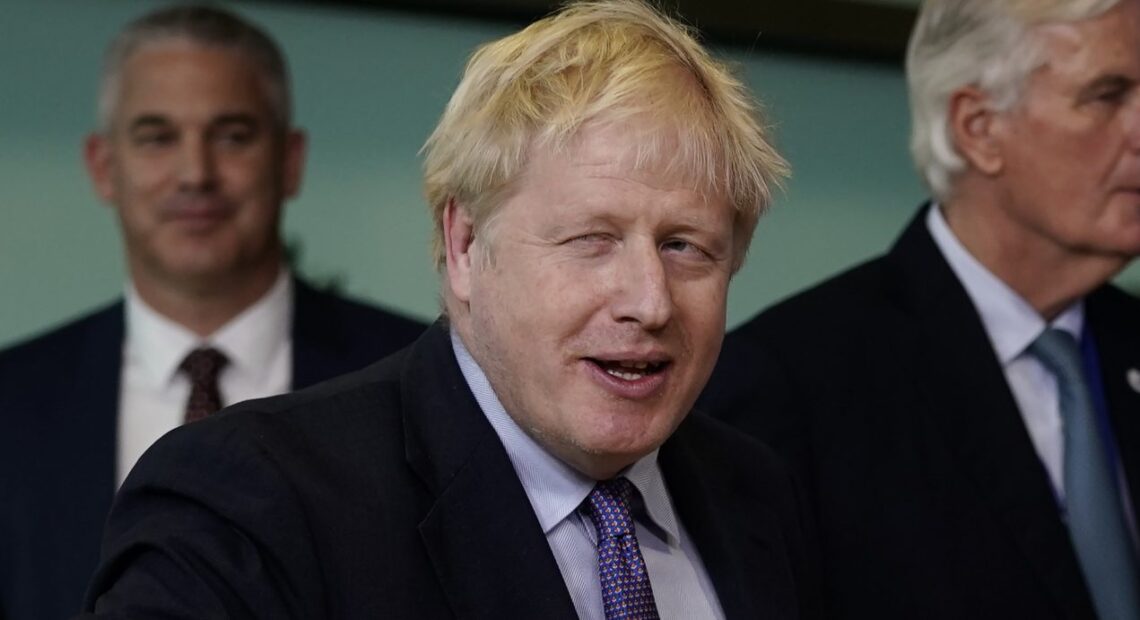 Ο Μπόρις Τζόνσον λέει ότι θα απαγορεύσει τη θεραπεία μεταστροφής, αλλά κλείνει το μάτι στην Εκκλησία