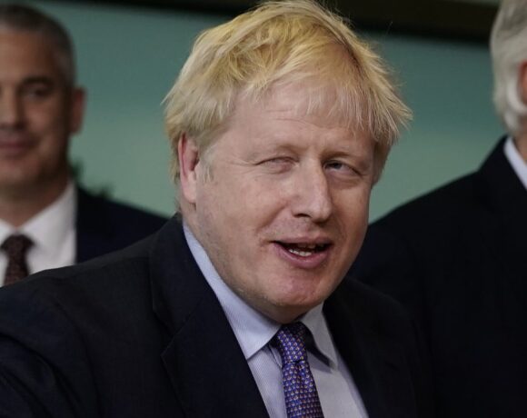 Ο Μπόρις Τζόνσον λέει ότι θα απαγορεύσει τη θεραπεία μεταστροφής, αλλά κλείνει το μάτι στην Εκκλησία