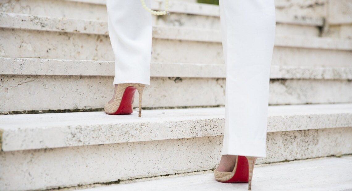 Πανδημία: Οι γυναίκες «γυρνούν την πλάτη» στα τακούνια – Ξεπουλάνε τα Sneakers