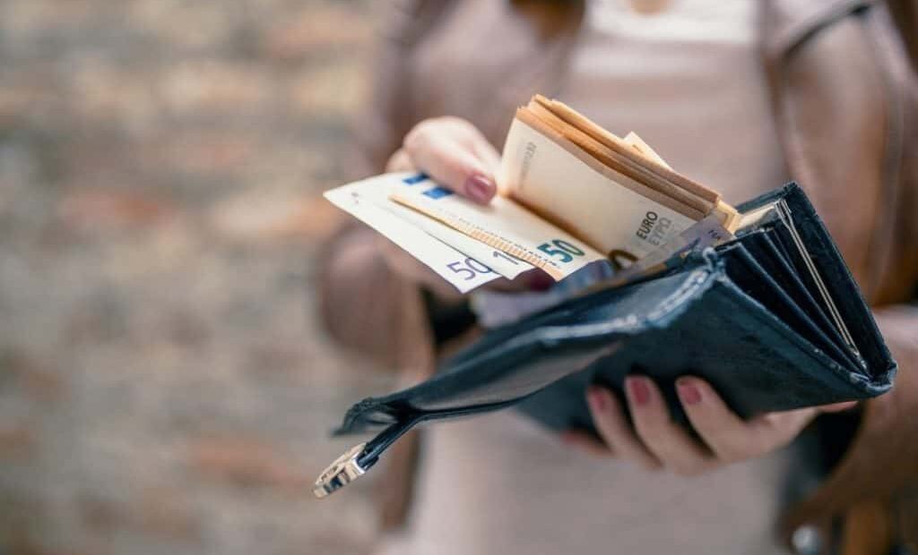 Πληρώνει η Μεγάλη Εβδομάδα: Ποιοι θα δουν χρήματα στους λογαριασμούς τους