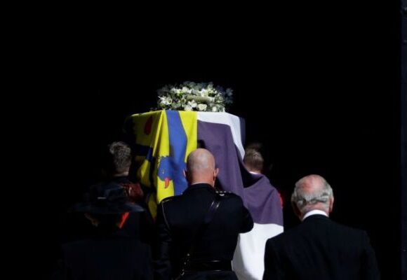 Φίλιππος : Η ελληνική σημαία που συνόδευσε τον πρίγκιπα στην τελευταία κατοικία του