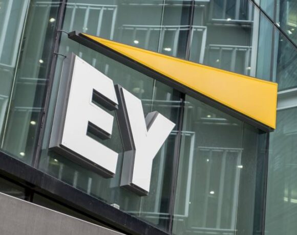 Ey: Οι προοπτικές ανάδειξης της Ελλάδας ως διεθνούς εμπορευματικού κέντρου την επόμενη δεκαετία