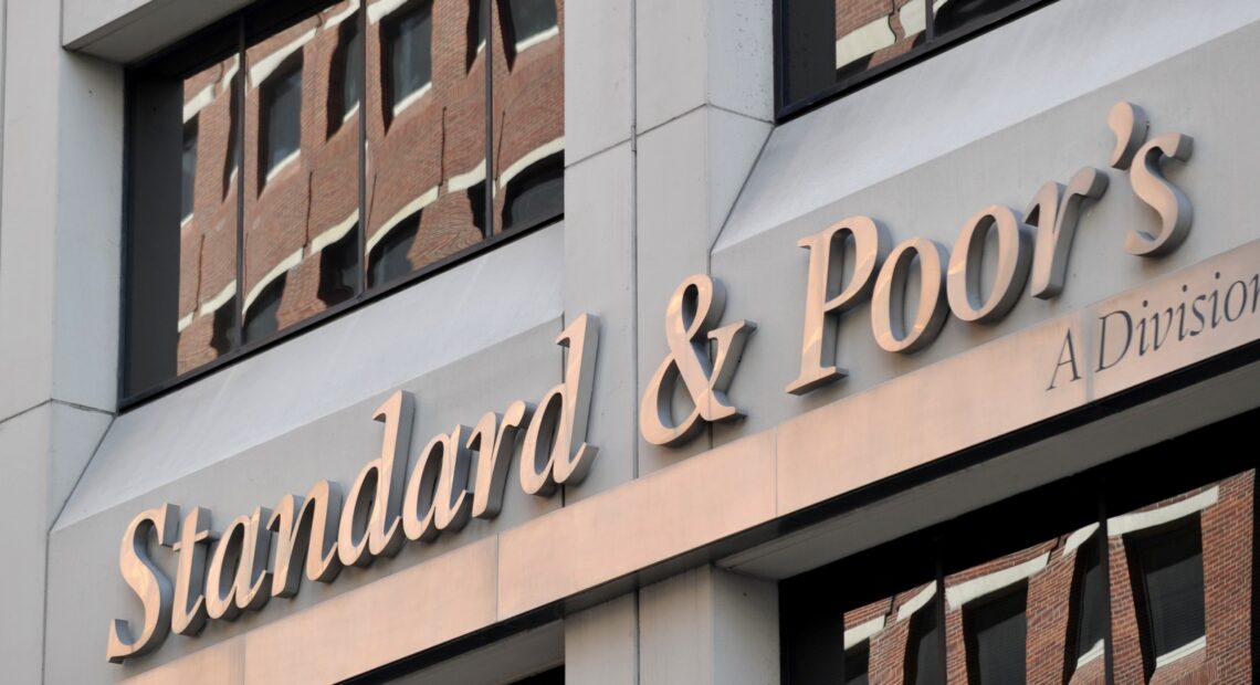Standard & Poor’s: Αναβάθμισε την ελληνική οικονομία κατά μια βαθμίδα σε ΒΒ