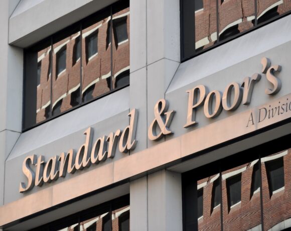 Standard & Poor’s: Αναβάθμισε την ελληνική οικονομία κατά μια βαθμίδα σε ΒΒ