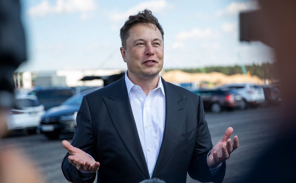 Έλον Μασκ: Ρωτά τους καταναλωτές αν θέλουν η Tesla να αποδέχεται πληρωμές σε Dogecoin