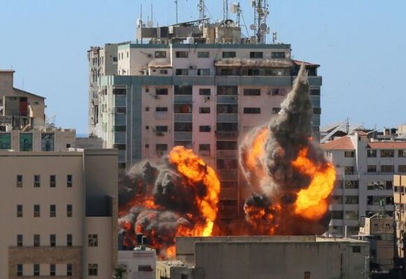 Γάζα: Δημοσιογράφοι του Associated Press τρέχουν να εκκενώσουν το κτίριο πριν βομβαρδιστεί