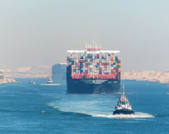 Διώρυγα του Σουέζ: Πρoσάραξε πλοίο μεταφοράς εμπορευματοκιβωτίων – Ομαλά διεξάγεται η κυκλοφορία