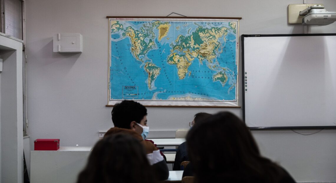 Επιστροφή στα θρανία για νηπιαγωγεία, δημοτικά και γυμνάσια από αύριο – Οδηγίες για τα Self Test (vid)