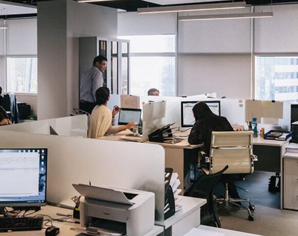 Εργασιακό ν/σ: Αντιδράσεις εργαζομένων και διαφωνίες εργοδοτών για άδειες, τηλεργασία, απολύσεις, ψηφιακή κάρτα