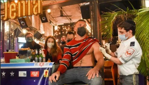 ΗΠΑ: Μια μπίρα ή 100 δολάρια, τα κίνητρα για τον εμβολιασμό στις ΗΠΑ ποικίλλουν