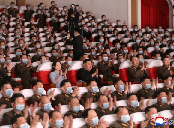 Κιμ Γιονγκ Ουν: Σπάνια δημόσια εμφάνιση με την «εξαφανισμένη» σύζυγό του