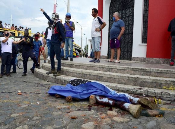 Κολομβία: Κατεβάζει στρατό ο Ντούκε για να αντιμετωπίσει τα πολύνεκρα επεισόδια και τις διαδηλώσεις