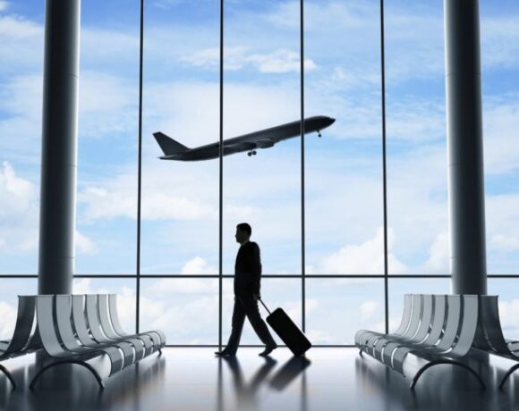 Κομισιόν Τουρισμός: Χαλάρωση των μέτρων για τα ταξίδια αλλά και «φρένο ασφαλείας» για τις μεταλλαγές του ιού