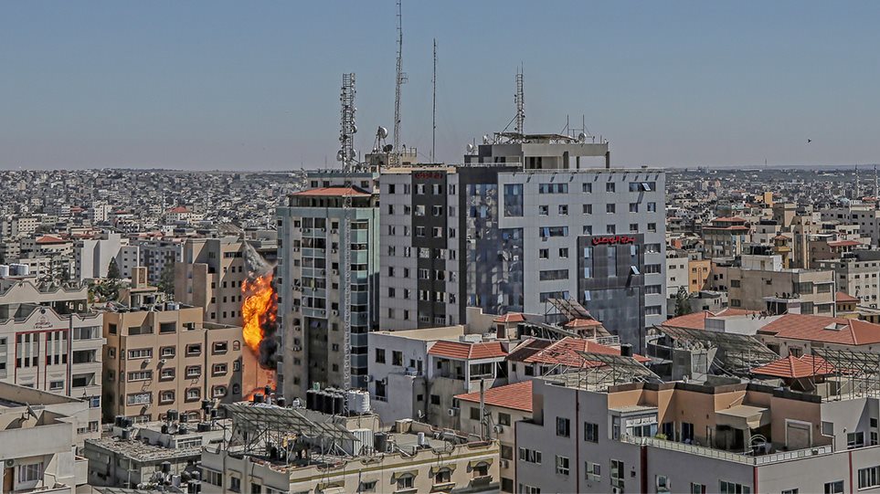 Λωρίδα της Γάζας: Κατέρρευσε το κτίριο όπου στεγάζονται το Ap και το Al Jazeera