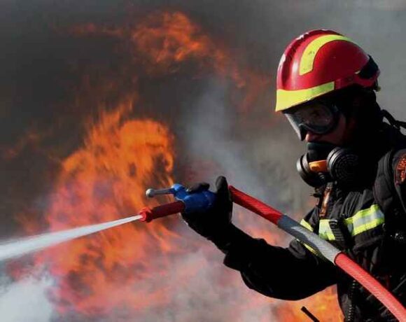 Μεγάλη φωτιά σε δασική έκταση στην Κερατέα