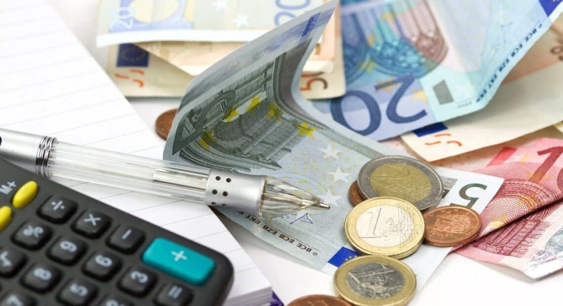 Μειώνεται η προκαταβολή φόρου – Καταργείται η εισφορά αλληλεγγύης για το 2022