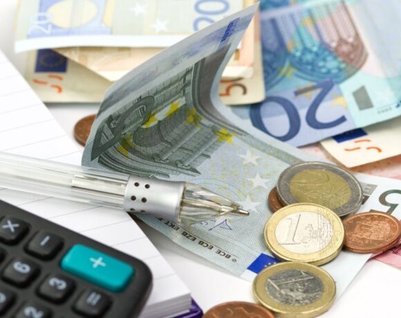 Μειώνεται η προκαταβολή φόρου – Καταργείται η εισφορά αλληλεγγύης για το 2022