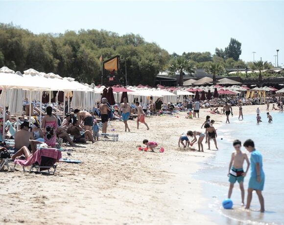 «Ξεχύθηκαν» στις παραλίες οι Αθηναίοι για ρακέτες, ηλιοθεραπεία και γυμναστική