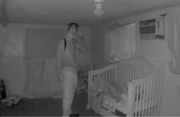 Ο εφιάλτης κάθε γονιού: Η στιγμή που απαγωγέας αρπάζει 4χρονο από την κούνια του – Βίντεο σοκ