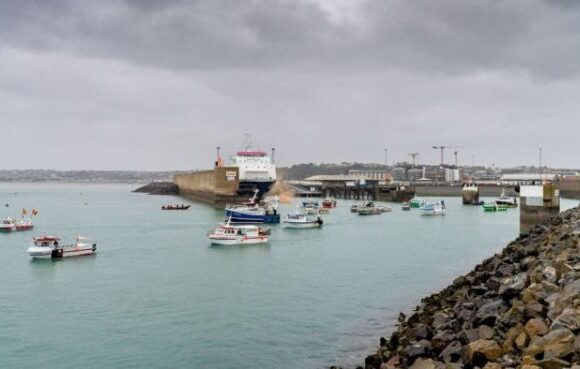 Σκηνικό… Ιμίων στη Μάγχη – Με το χέρι στη σκανδάλη γαλλικά και βρετανικά πολεμικά