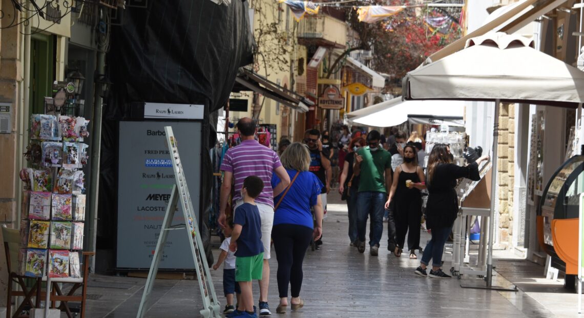 Τέλος τα Sms, ελεύθερες Oι μετακινήσεις και το λιανεμπόριο – Tι αλλάζει από σήμερα