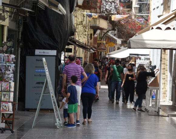 Τέλος τα Sms, ελεύθερες Oι μετακινήσεις και το λιανεμπόριο – Tι αλλάζει από σήμερα