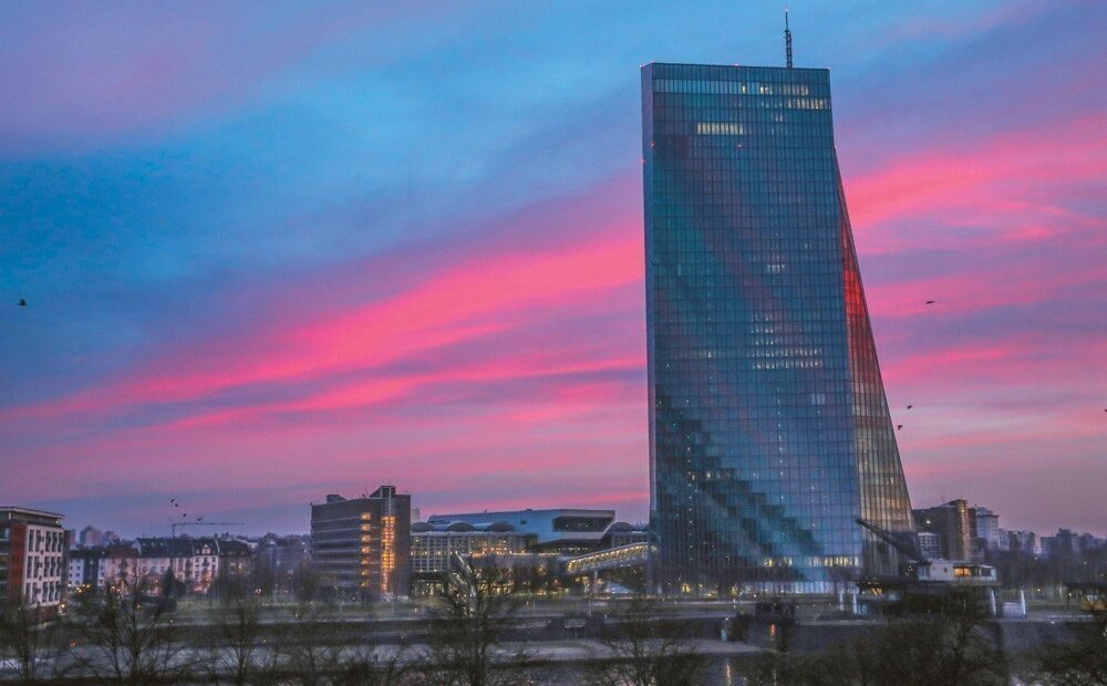 Τα «γεράκια» θέλουν να περιορίσουν το τύπωμα χρήματος