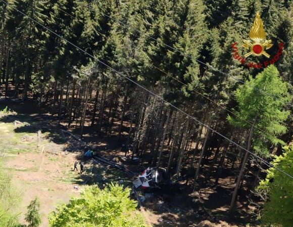 Τραγωδία στην Ιταλία: Τελεφερίκ συνετρίβη σε βουνό – Εννιά νεκροί, δύο παιδιά σοβαρά τραυματισμένα