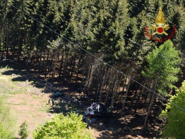 Τραγωδία στην Ιταλία: Τελεφερίκ συνετρίβη σε βουνό – Εννιά νεκροί, δύο παιδιά σοβαρά τραυματισμένα