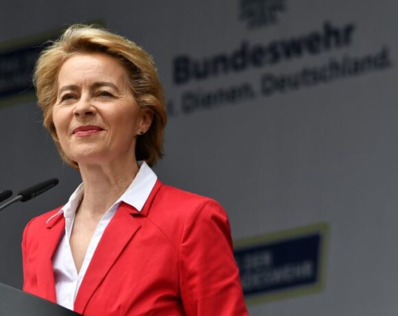 Φον ντερ Λάιεν: Ετοιμη η ΕΕ να συζητήσει την άρση της πατέντας για τα εμβόλια