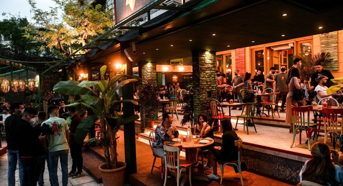 Lockdown: Κορωνοπάρτι μέχρι το πρωί – Χαμός σε Πάτρα, Χαλκίδα, Χανιά, Βόλο και Λαμία