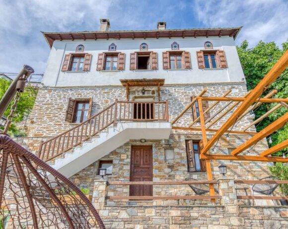 Selina Centavrus Welcomes Visitors To The ‘balcony Of Mount Pelion’