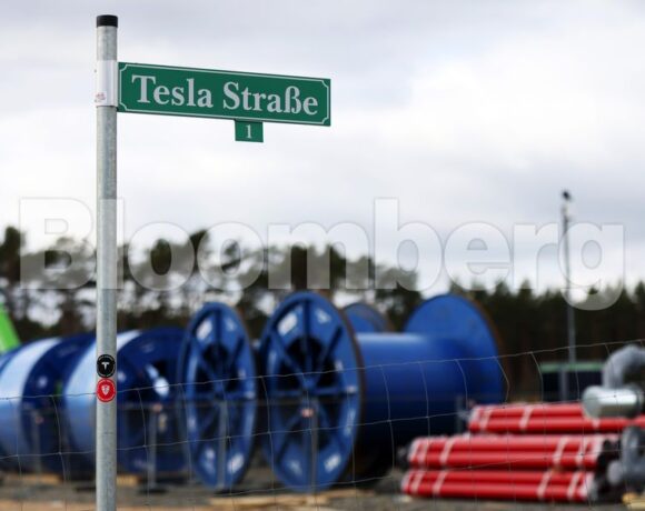 Tesla: Καθυστερεί ξανά το νέο εργοστάσιο στο Βερολίνο