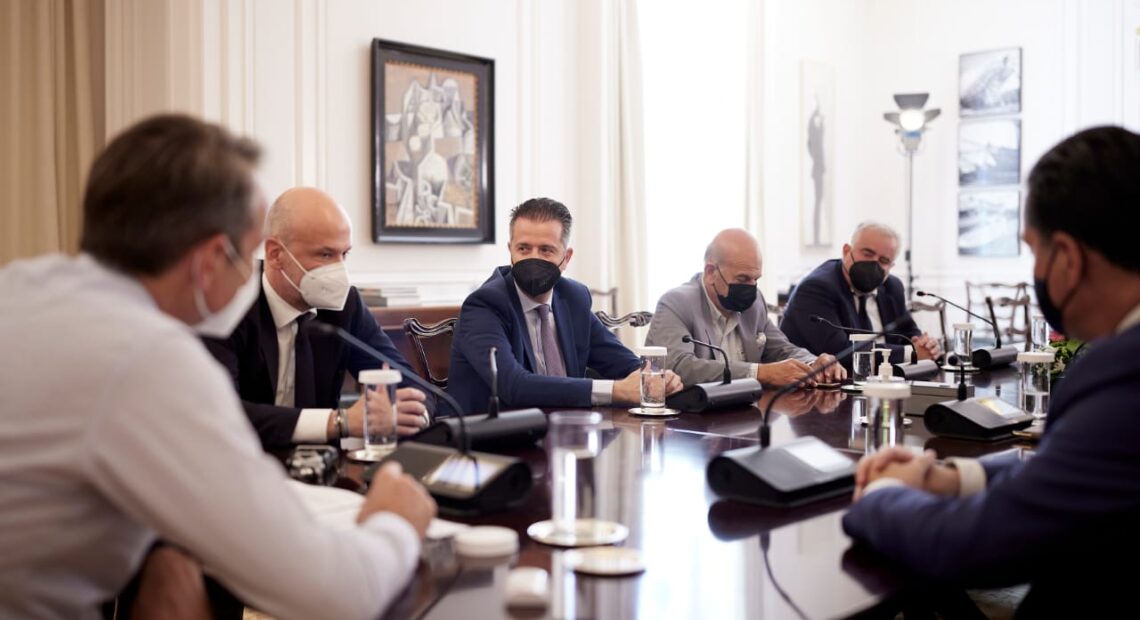 5% για τα ξενοδοχεία και 2,5% για τα τουριστικά γραφεία, χωρίς οι ζημιές να είναι προαπαιτούμενο | Πως θα μοιρασθούν τα 420 εκατ. € | Αυτές είναι οι αποφάσεις που ελήφθησαν στη σύσκεψη υπό τον Κ