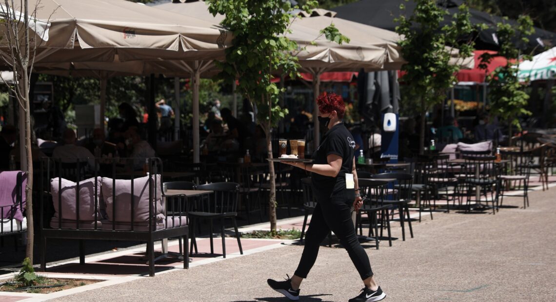 Άρση περιορισμών: Επόμενος σταθμός η 1η Ιουλίου – «Φουντώνει» η συζήτηση για προνόμια στους εμβολιασμένους (vid)