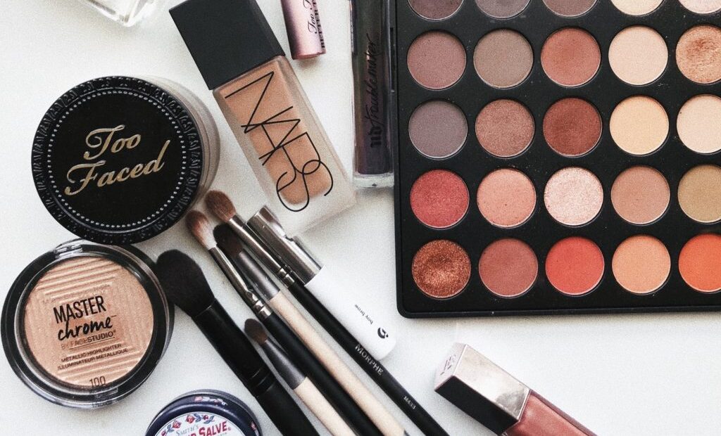 Έρευνα: Υπάρχουν επιβλαβείς χημικές ουσίες σε περισσότερες από τις μισές μάρκες μακιγιάζ