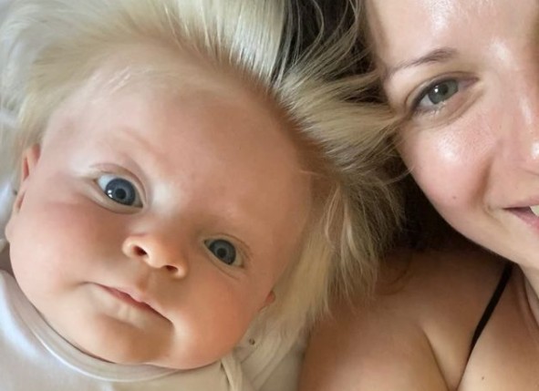 Βρετανία: Βρέφος 3 μηνών με κατάξανθα και μακριά μαλλιά μοιάζει απίστευτα με τον Μπόρις Τζόνσον