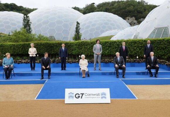 Βρετανία: Δεξίωση στους ηγέτες της G7 από τη βασίλισσα Ελισάβετ – Έκοψε την τούρτα με… σπαθί