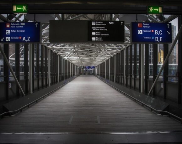 Βρετανία: Κλιμάκωση των πιέσεων στην κυβέρνηση για την άρση των ταξιδιωτικών περιορισμών